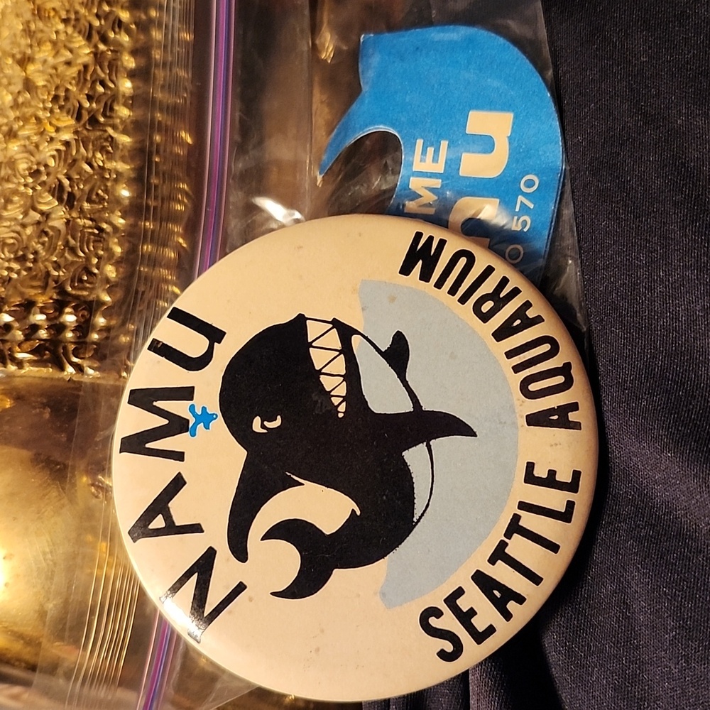 VINTAGE SEATTLE AQUARIUM LAPEL/HAT PIN WITH STICKERS NAMU/WHALE